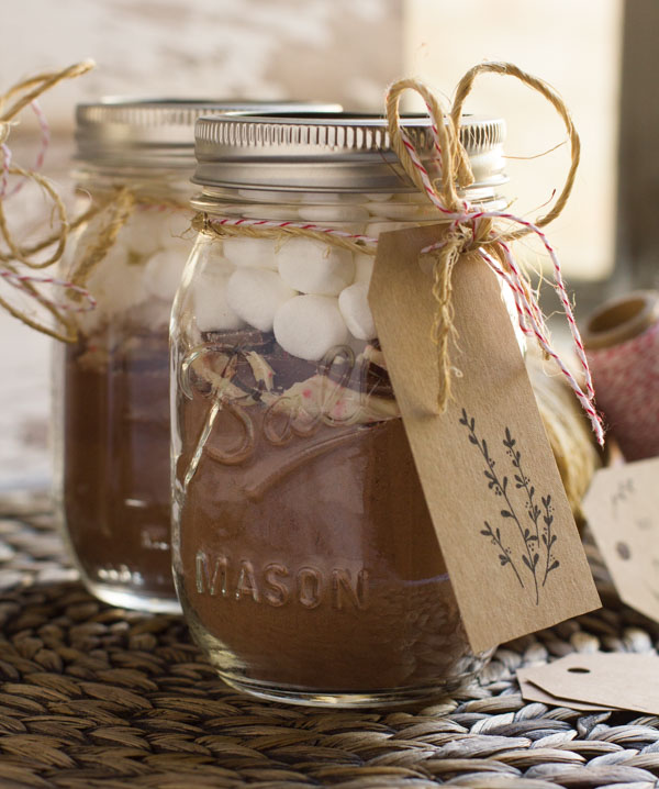 Easy homemade hot chocolate mix that's a perfect last minute gift. Bonus link to free gift tag printable.