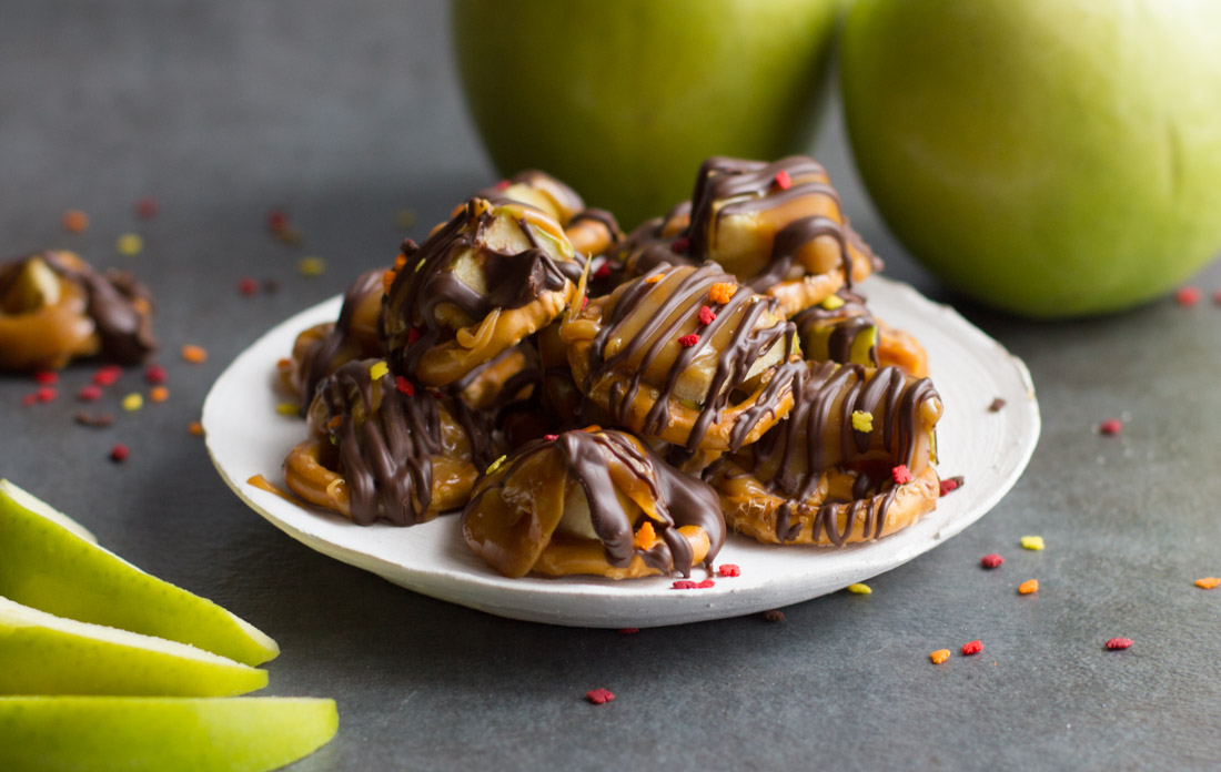 These caramel apple pretzel bites are a fun party treat. Get the awesome fall caramel apple flavor without the mess!