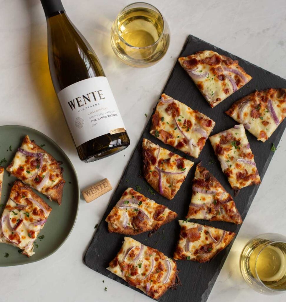 #AD This easy garlic pizza has bacon, onions and a delicious creamy garlic sauce. Great for holiday parties and it pairs nicely with a bottle of white wine, courtesy of Wente! #MakeTime