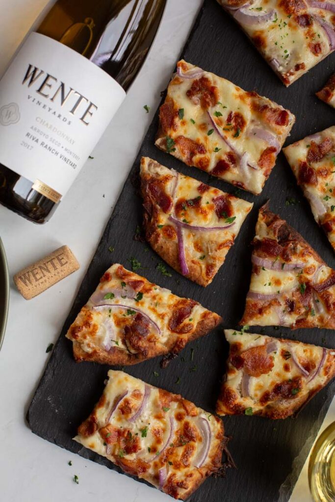 #AD This easy garlic pizza has bacon, onions and a delicious creamy garlic sauce. Great for holiday parties and it pairs nicely with a bottle of white wine, courtesy of Wente! #MakeTime